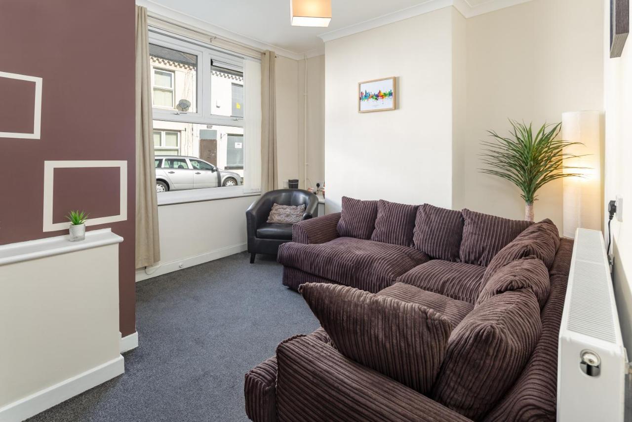 Cosy Anfield Guesthouse - Free Parking Liverpool Bagian luar foto