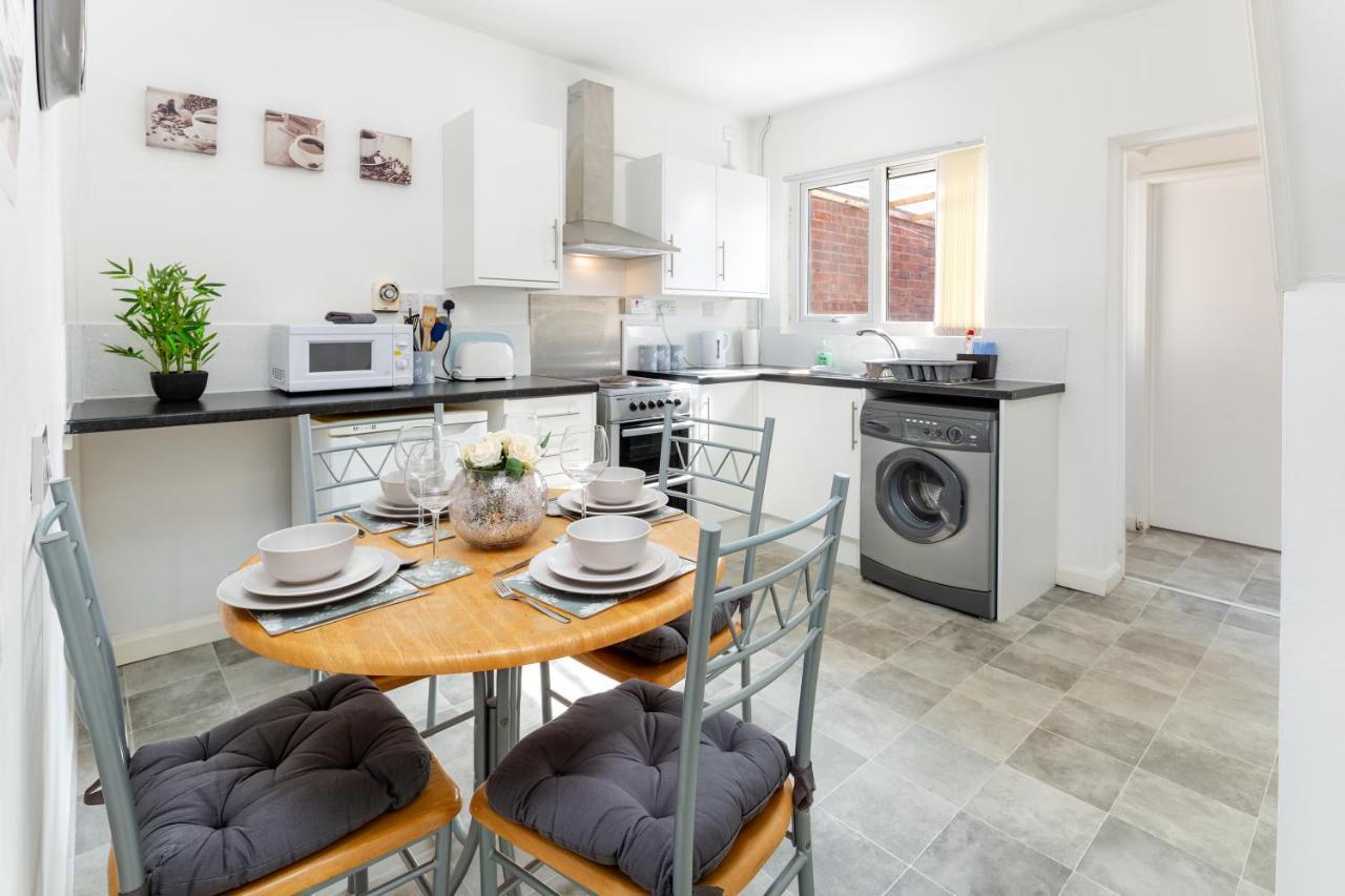 Cosy Anfield Guesthouse - Free Parking Liverpool Bagian luar foto
