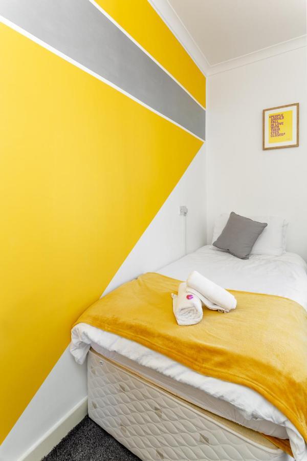 Cosy Anfield Guesthouse - Free Parking Liverpool Bagian luar foto