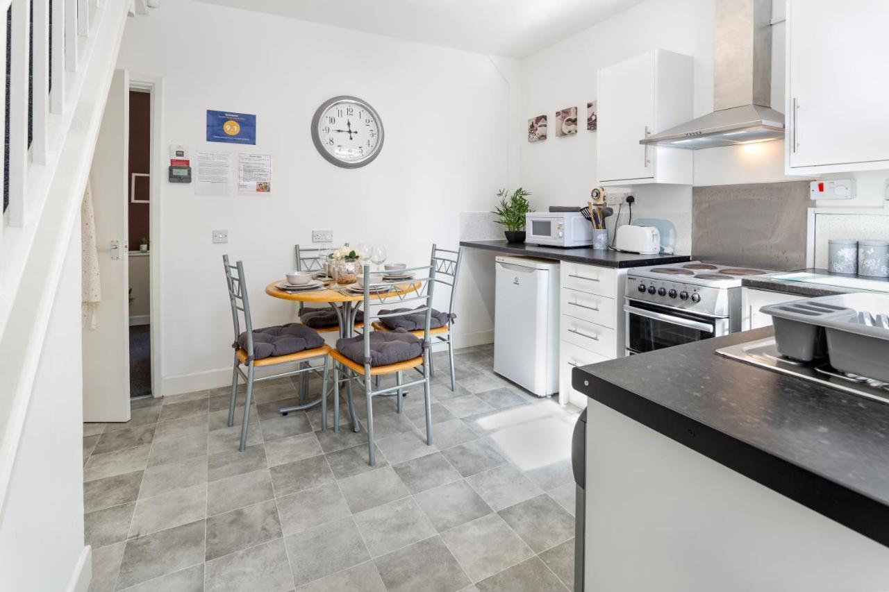 Cosy Anfield Guesthouse - Free Parking Liverpool Bagian luar foto